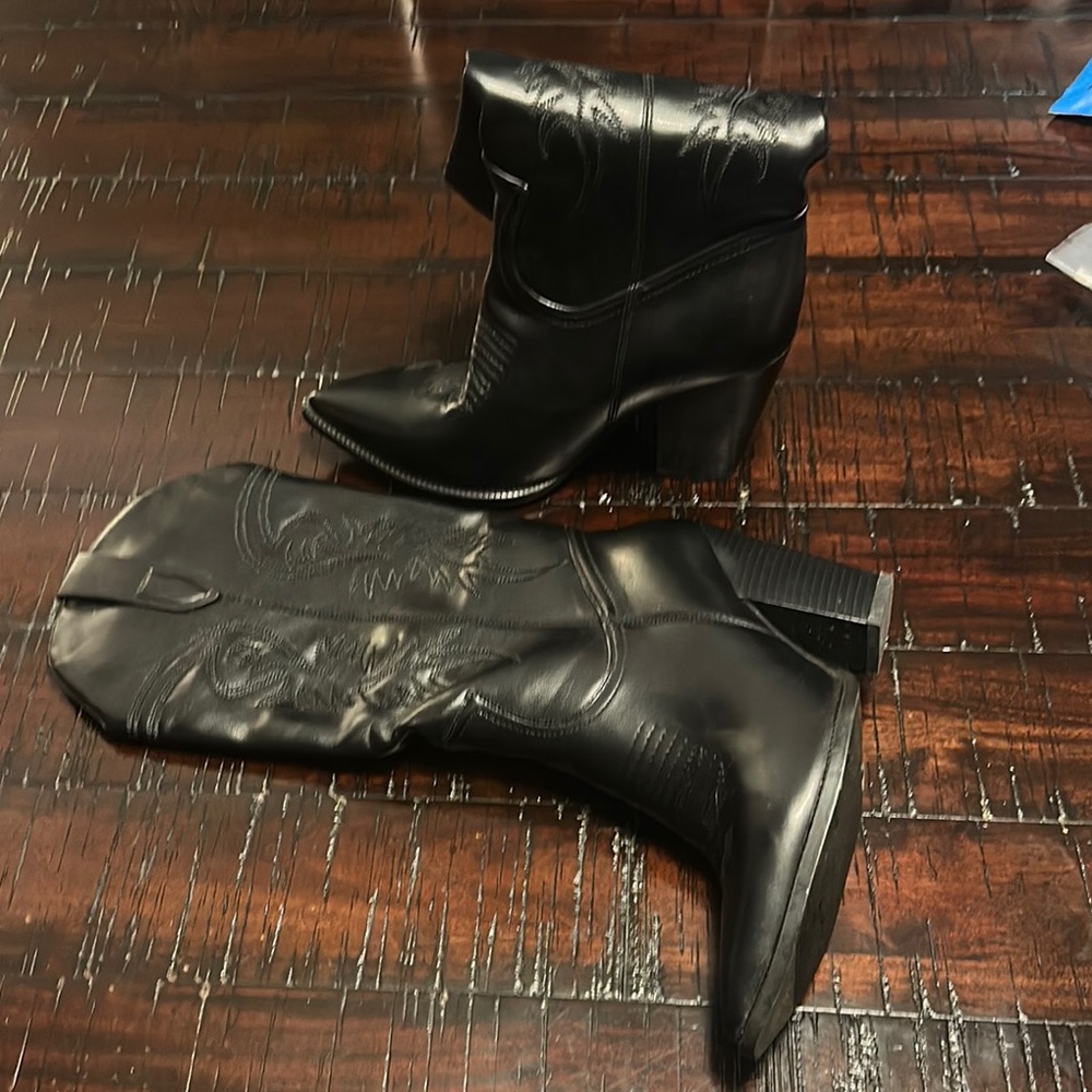 Black Heeled Boots with Chunky Heel and Western Design - Picture 4 of 4